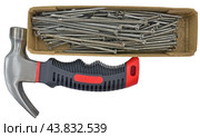 Молоток и гвозди на белом фоне. Hammer and nails on a white background. Стоковое фото, фотограф Татьяна Д / Фотобанк Лори