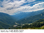 Горный пейзаж с лесистыми холмами и облачным небом. Стоковое фото, фотограф Бродовой Дмитрий / Фотобанк Лори