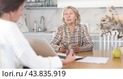 Real estate agent consulting elderly woman in home interior. Стоковое видео, видеограф Яков Филимонов / Фотобанк Лори