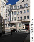 "Дом Лебедева", Пречистенский переулок, 20, Москва. В этом доме в 1911-1912 гг. жил и работал выдающийся учёный-физик П.Н. Лебедев. Солнечный день в июле. (2024 год). Редакционное фото, фотограф Сергей Рыбин / Фотобанк Лори