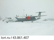 Нелетная погода в аэропорту Хомутово (Южно-Сахалинск). Самолет Bombardier DHC-8-400 авиакомпании Aurora не может вылететь из-за обильного снегопада. Стоковое фото, фотограф Сергей Крамарев / Фотобанк Лори