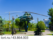 Городской пейзаж. Вертолёт Ми-8Т. Парк Патриотов. Воронеж (2024 год). Редакционное фото, фотограф Владимир Шибаев / Фотобанк Лори