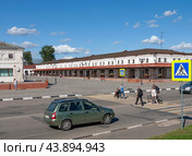 Вид на старинные Торговые ряды (Гостиный двор). Люди переходят улицу по пешеходному переходу. Город Юрьев-Польский, улица 1 мая. Владимирская область, Россия (2020 год). Редакционное фото, фотограф Наталья Николаева / Фотобанк Лори