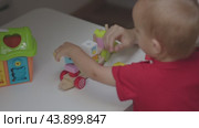 Young boy playing educational building blocks realm of educational toys. Educational toys unlocks wonders of imaginative play and cognitive growth embracing transformative power of educational toys. Стоковое видео, видеограф Olesia Kondrateva / Фотобанк Лори