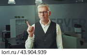 Expert Guidance on Effective Business Strategies in Modern Office Environments. Стоковое видео, видеограф Сергей Толмачёв / Фотобанк Лори