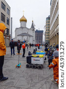 Дети разглядывают робота доставщика (2024 год). Редакционное фото, фотограф Андрей Иванов / Фотобанк Лори