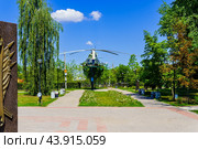 Городской пейзаж. Вертолёт Ми-8Т. Парк Патриотов. Воронеж (2024 год). Редакционное фото, фотограф Владимир Шибаев / Фотобанк Лори