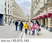 Москва, люди идут по Ветошному переулку весной в пасмурную погоду. Редакционное фото, фотограф Овчинникова Ирина / Фотобанк Лори