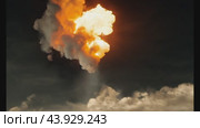Fiery rocket launch explosion with dramatic fireball and smoke cloud. Стоковое видео, видеограф Данил Руденко / Фотобанк Лори
