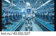 Efficient robot working in cutting edge factory assembly line. Стоковое видео, видеограф Данил Руденко / Фотобанк Лори