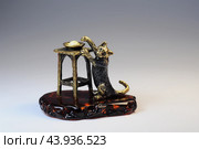 Кот, который крадет еду. Сувенир, фигурка из бронзы и янтаря. Редакционное фото, фотограф Татьяна Костенко / Фотобанк Лори