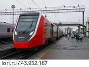 Электропоезд  ЭС104-011 на посадке на станции Курган (2024 год). Редакционное фото, фотограф Алексей Иванов / Фотобанк Лори