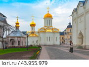 Город Сергиев Посад. Свято-Троицкая Сергиева лавра. Собор Троицы Живоначальной. Слева церковь Явления Пресвятой Богородицы Сергию и Михею Радонежским (2024 год). Редакционное фото, фотограф Зобков Юрий / Фотобанк Лори