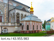Город Сергиев Посад. Свято-Троицкая Сергиева лавра.Церковь Явления Пресвятой Богородицы Сергию и Михею Радонежским на фоне Церкви Покрова Пресвятой Богородицы (2024 год). Редакционное фото, фотограф Зобков Юрий / Фотобанк Лори