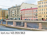 Набережная реки Фонтанки, дома 121 и 119. Летний день. Санкт-Петербург (2024 год). Редакционное фото, фотограф E. O. / Фотобанк Лори