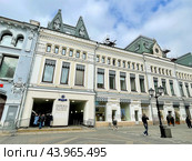 Москва, Никольская улица, дом 7-9, строение 4. Торговые ряды Заиконоспасского монастыря, 1895–1897 гг постройки. Редакционное фото, фотограф Овчинникова Ирина / Фотобанк Лори