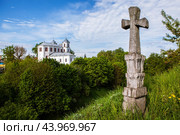 Старинный каменный крест и костёл Вознесения Пресвятой Девы Марии (Кармелитский костёл). Вид с Замковой горы. Мстиславль, Беларусь (2024 год). Стоковое фото, фотограф Сергей Афанасьев / Фотобанк Лори