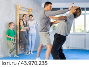 Man in gym perform basic elements of krav maga self-defense system. Стоковое фото, фотограф Яков Филимонов / Фотобанк Лори