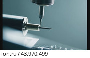 Metal screw precision engraving by cnc machine in modern industrial setting. Стоковое AI-видео, аниматор Данил Руденко / Фотобанк Лори