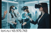 Virtual reality headsets for interactive business presentations. Стоковое AI-видео, аниматор Данил Руденко / Фотобанк Лори
