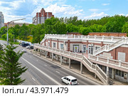 Город Красноярск. Культурно-досуговый центр с пешеходным мостом. Улица Дубровинского дом 45А (2024 год). Редакционное фото, фотограф Александр Тараканов / Фотобанк Лори