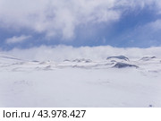 Highland snowy plateau, lifeless snowy landscape with hummocks. Стоковое фото, фотограф Евгений Харитонов / Фотобанк Лори
