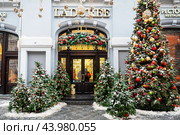 Moscow, Russia - Entrance to a French pastry shop Laduree in Moscow with Christmas trees and decorations, Nikolskaya street. Редакционное фото, фотограф Глущенко Елена / Фотобанк Лори