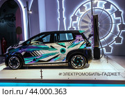 Российский электромобиль «Атом» на выставке «Станция Манеж. Московский транспорт — 2030». Шоукар «Атом» в оригинальном дизайне, разработанном художником Ciay. Рядом с ним представлены электрозарядная станция и конфигуратор, на котором каждый посетитель сможет спроектировать дизайн своего «Атома»./ Russian electric car "Atom" at the exhibition "Manezh Station. Moscow Transport - 2030". (2024 год). Редакционное фото, фотограф Iva Noel / Фотобанк Лори