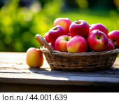 Корзина свежих спелых яблок с саду. Яблочный Спас один из первых праздников урожая; день, с которого, по поверьям, природа разворачивалась от лета к осени и зиме. Стоковое AI-изображение, AI-художник Сергей Елизарьев / Фотобанк Лори