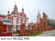 Храм Архангела Михаила (Михайловская церковь) в тумане. Город Талдом, Московская область, Россия (2024 год). Стоковое фото, фотограф Елена Коромыслова / Фотобанк Лори