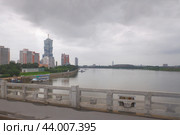 Квартал ученых Мирэ в центре города Пхеньян, КНДР. Пасмурный летний день. (2024 год). Стоковое фото, фотограф Александр Кузнецов / Фотобанк Лори