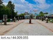 Аллея городов-побратимов. Город Иркутск (2024 год). Редакционное фото, фотограф Александр Тараканов / Фотобанк Лори