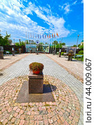 Аллея городов-побратимов. Город Иркутск (2024 год). Редакционное фото, фотограф Александр Тараканов / Фотобанк Лори
