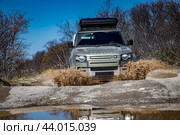 Rybachy, RUSSIA - May 30 2022: Off-roading New Land Rover Defender. The Land Rover Defender is a series of British off-road cars and pick-up trucks. Редакционное фото, фотограф Андрей Армягов / Фотобанк Лори