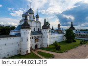 Ростовский Кремль. Храм Воскресения  Христова. Ростов Великий. Золотое кольцо России. Ярославская область. (2024 год). Редакционное фото, фотограф Свитич Олег / Фотобанк Лори