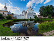 Ростовский Кремль. Внутренний двор и пруд. Ростов Великий. Золотое кольцо России (2024 год). Редакционное фото, фотограф Свитич Олег / Фотобанк Лори