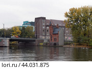 Вид на Высокий мост и домик Смотрителя в Калининграде (2022 год). Редакционное фото, фотограф Free Wind / Фотобанк Лори