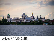Ростов Великий. Вечерний вид на Ростовский кремль со стороны озера Неро (2024 год). Редакционное фото, фотограф Свитич Олег / Фотобанк Лори