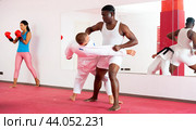 Men perform strength techniques and grabs at self-defense training in sports club. Стоковое фото, фотограф Яков Филимонов / Фотобанк Лори