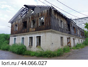 Заброшенный двухэтажный дом, город Курган, улица Климова, 13а (2024 год). Стоковое фото, фотограф Алексей Иванов / Фотобанк Лори