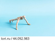 Фигура человека выполняющего физическое упражнение отжимание от пола крупным планом. Стоковое фото, фотограф Лозовая Людмила / Фотобанк Лори