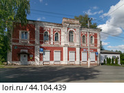 Город Венёв, улица Володарского, дом 11. Здание, построенное уездным земством в начале 20 века. В настоящее время здесь размещаются 3D-кинотеатр и веневский туристко-информационный центр. Тульская область, Россия (2024 год). Редакционное фото, фотограф Наталья Николаева / Фотобанк Лори