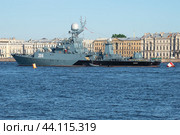 Малый противолодочный корабль "Уренгой" у Дворцовой набережной июльским днем. Подготовка к празднованию Дня ВМФ. Санкт-Петербург (2017 год). Редакционное фото, фотограф Виктор Карасев / Фотобанк Лори