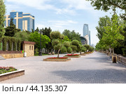 Picturesque embankment and boulevard in center of Baku, on the shore of the Caspian Sea. Republic of Azerbaijan (2023 год). Стоковое фото, фотограф Евгений Ткачёв / Фотобанк Лори