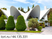 Unusual architecture - pearl-shaped cafe in center of the capital Baku. Republic of Azerbaijan (2023 год). Редакционное фото, фотограф Евгений Ткачёв / Фотобанк Лори