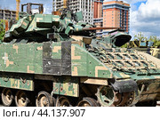 Американская БМП W2A2 «BRADLEY». Гусеничная бронированная машина армии США. Передвижная выставка трофейной техники НАТО "Сила v правде- гордость и победа" (2024 год). Редакционное фото, фотограф Александр Тараканов / Фотобанк Лори