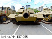 Американский танк M1A1SA «ABRAMS». Выставка трофейной техники из зоны СВО. Город Тюмень (2024 год). Редакционное фото, фотограф Александр Тараканов / Фотобанк Лори