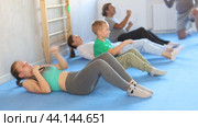 Family pupils performs exercises to strengthen press and improve accuracy of hands. Стоковое видео, видеограф Яков Филимонов / Фотобанк Лори