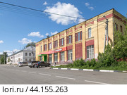 Город Венёв, Тульская область, Россия. Сетевой магазин "Пятерочка" на улице Льва Толстого (бывшей Московской), дом 13 (2024 год). Редакционное фото, фотограф Наталья Николаева / Фотобанк Лори