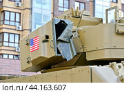 Фрагмент американской БМП W2A2 «BRADLEY». Часть вывернутой брони после взрыва внутри БМП. Передвижная выставка трофейной техники НАТО "Сила v правде- гордость и победа" (2024 год). Редакционное фото, фотограф Александр Тараканов / Фотобанк Лори